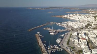 Arka planda Paros adası olan Naousa köyünün iskele manzarası.