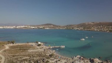 Kumlu kumsal mavi deniz suyu, açık mavi gökyüzü Paros adası Cyclades, Yunanistan 'ın insansız hava aracı videosu