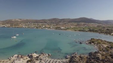Kumlu kumsal mavi deniz suyu, açık mavi gökyüzü Paros adası Cyclades, Yunanistan 'ın insansız hava aracı videosu