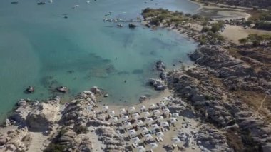 Kumlu kumsal mavi deniz suyu, açık mavi gökyüzü Paros adası Cyclades, Yunanistan 'ın insansız hava aracı videosu