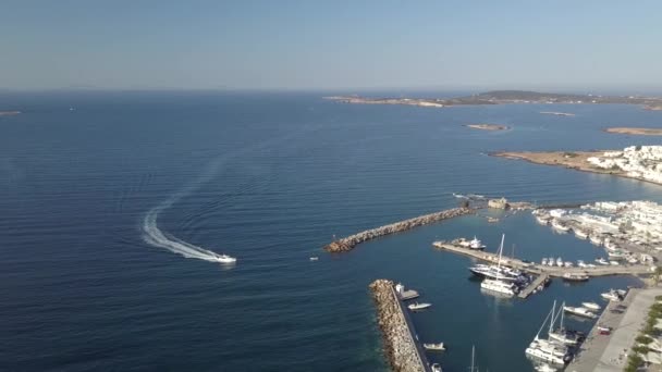 Vue aérienne de la jetée avec l'île de Paros sur un fond village Naousa — Video