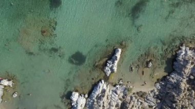 Kumlu kumsal mavi deniz suyu, açık mavi gökyüzü Paros adası Cyclades, Yunanistan 'ın insansız hava aracı videosu