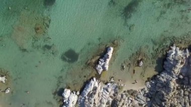 Kumlu kumsal mavi deniz suyu, açık mavi gökyüzü Paros adası Cyclades, Yunanistan 'ın insansız hava aracı videosu