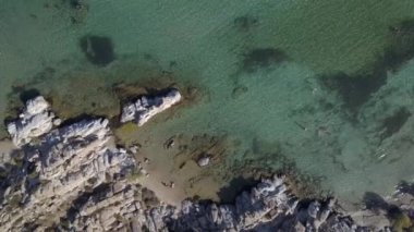 Kumlu kumsal mavi deniz suyu, açık mavi gökyüzü Paros adası Cyclades, Yunanistan 'ın insansız hava aracı videosu