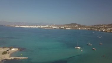 Kumlu kumsal mavi deniz suyu, açık mavi gökyüzü Paros adası Cyclades, Yunanistan 'ın insansız hava aracı videosu