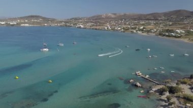 Kumlu kumsal mavi deniz suyu, açık mavi gökyüzü Paros adası Cyclades, Yunanistan 'ın insansız hava aracı videosu