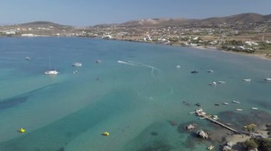 Kumlu kumsal mavi deniz suyu, açık mavi gökyüzü Paros adası Cyclades, Yunanistan 'ın insansız hava aracı videosu