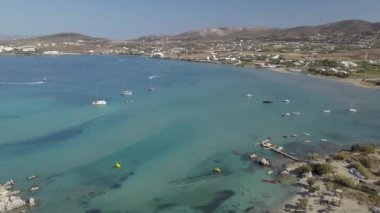 Kumlu kumsal mavi deniz suyu, açık mavi gökyüzü Paros adası Cyclades, Yunanistan 'ın insansız hava aracı videosu