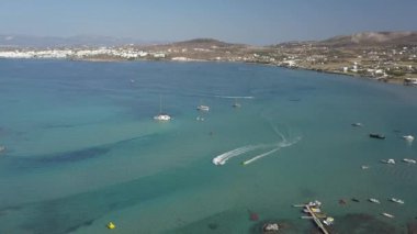 Kumlu kumsal mavi deniz suyu, açık mavi gökyüzü Paros adası Cyclades, Yunanistan 'ın insansız hava aracı videosu