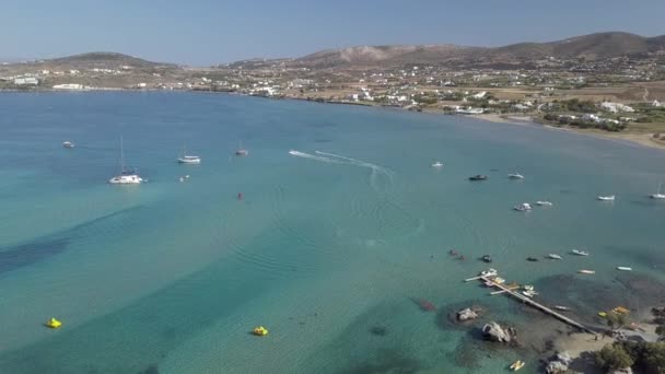 Drohnenvideo von Sandstrand blaues Meerwasser, klarer blauer Himmel auf der Kykladen-Insel Paros, Griechenland — Stockvideo