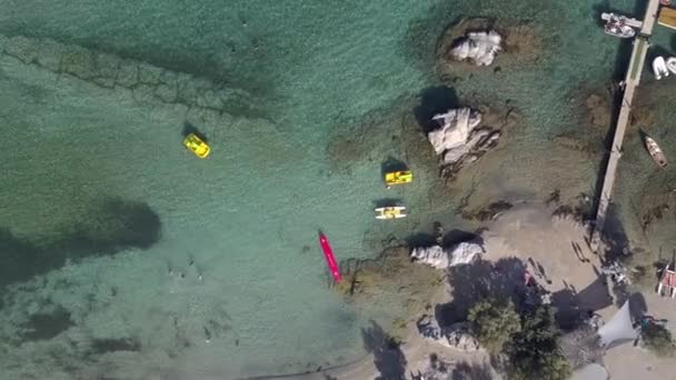 Vidéo de drone aérien de plage de sable bleu eau de mer, ciel bleu clair Paros île de Cyclades, Grèce — Video