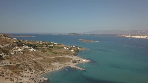 Drone aéreo vídeo de praia de areia azul água do mar, céu azul claro Paros ilha Cíclades, Grécia — Vídeo de Stock