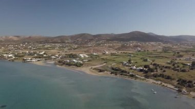 Kumlu kumsal mavi deniz suyu, açık mavi gökyüzü Paros adası Cyclades, Yunanistan 'ın insansız hava aracı videosu