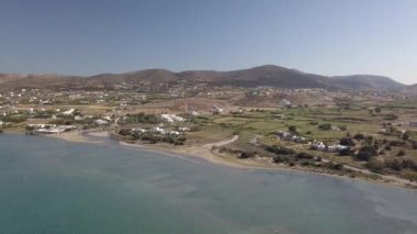 Kumlu kumsal mavi deniz suyu, açık mavi gökyüzü Paros adası Cyclades, Yunanistan 'ın insansız hava aracı videosu