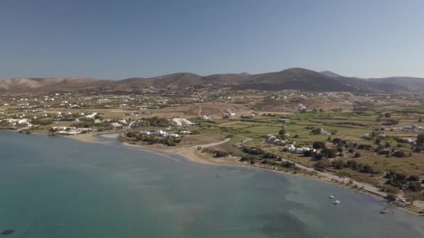 Luchtfoto drone video van zandstrand blauw zeewater, heldere blauwe lucht Paros eiland Cycladen, Griekenland — Stockvideo
