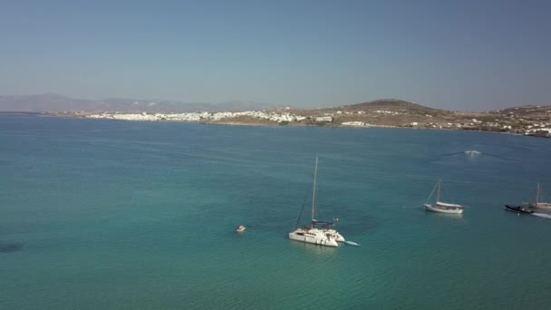 Flygdrönare video av sandstrand blå havsvatten, klarblå himmel Paros ön Cyklader, Grekland — Stockvideo