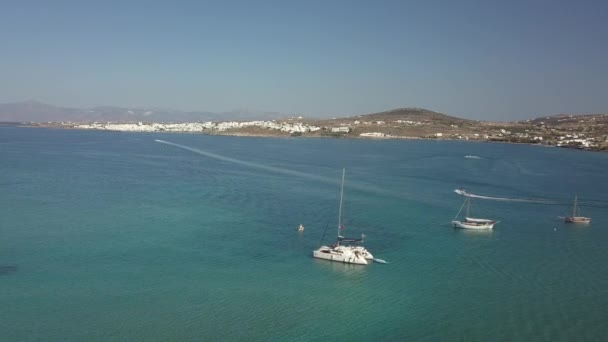 Drone aéreo vídeo de praia de areia azul água do mar, céu azul claro Paros ilha Cíclades, Grécia — Vídeo de Stock
