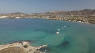 Kumlu kumsal mavi deniz suyu, açık mavi gökyüzü Paros adası Cyclades, Yunanistan 'ın insansız hava aracı videosu