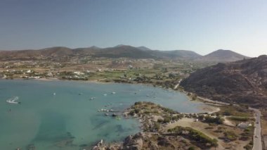 Kumlu kumsal mavi deniz suyu, açık mavi gökyüzü Paros adası Cyclades, Yunanistan 'ın insansız hava aracı videosu