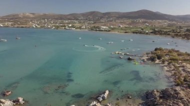Kumlu kumsal mavi deniz suyu, açık mavi gökyüzü Paros adası Cyclades, Yunanistan 'ın insansız hava aracı videosu