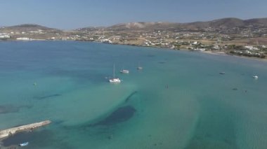 Kumlu kumsal mavi deniz suyu, açık mavi gökyüzü Paros adası Cyclades, Yunanistan 'ın insansız hava aracı videosu