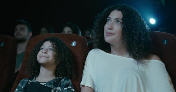 Μαμά Και Κόρη Στο Θέατρο Movie Βλέποντας Μια Ταινία — Αρχείο Βίντεο