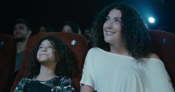 Mamá Hija Sonriendo Disfrutando Viendo Una Película Cine — Vídeos de Stock
