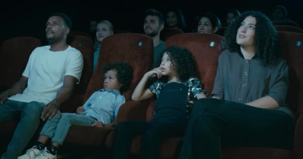 Une Jeune Famille Cinéma Regardant Film — Video