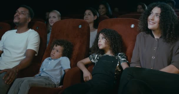 Joven Linda Familia Sentada Viendo Una Película Cine — Vídeos de Stock