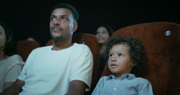 Baba Oğul Bir Film Izlerken Bir Sinema Oturan — Stok video