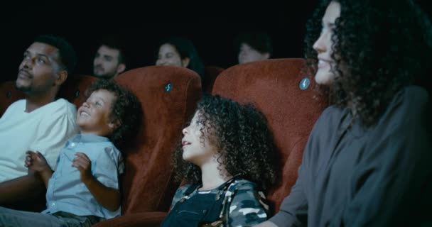 Família Desfrutando Filme Juntos Cinema — Vídeo de Stock