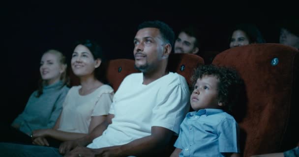 Vater Und Sohn Genießen Gemeinsam Einen Film Kino Langsamer Kamerazug — Stockvideo