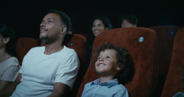 Seguir Través Una Familia Observando Disfrutando Cine — Vídeos de Stock