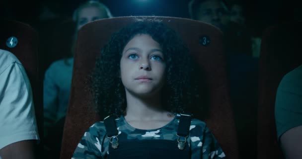Μικρό Κορίτσι Βλέποντας Μια Ταινία Στο Θέατρο Movie — Αρχείο Βίντεο