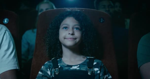 Glückliches Lächelndes Kleines Mädchen Kino Das Sich Einen Film Ansieht — Stockvideo