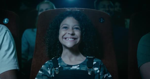 Niña Sentada Cine Con Una Gran Sonrisa Viendo Una Película — Vídeo de stock