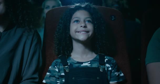 Ευτυχισμένο Χαμογελαστό Κοριτσάκι Στο Θέατρο Movie — Αρχείο Βίντεο