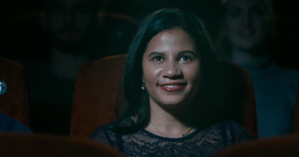 Mujer Joven Atractiva Sentada Cine Viendo Una Película — Vídeo de stock