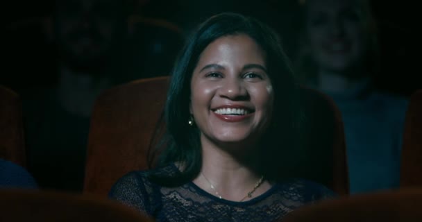 Primer Plano Una Hermosa Joven Sonriendo Suavemente Mientras Una Película — Vídeos de Stock