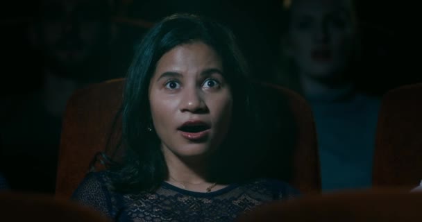 Mujer Cine Reacciona Momento Increíble Pantalla — Vídeo de stock