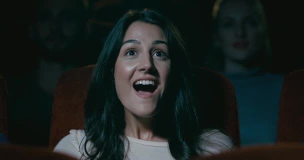Młoda Kobieta Siedzi Kino Reaguje Prądem Westchnienie Coś Niesamowitego Dzieje — Wideo stockowe