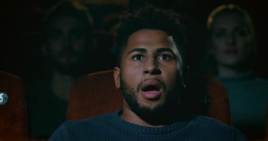 Genç adam bir korku filmi izlerken film tiyatro. Şok ve büyük bir gasp ile tepki verir. Ağır çekim