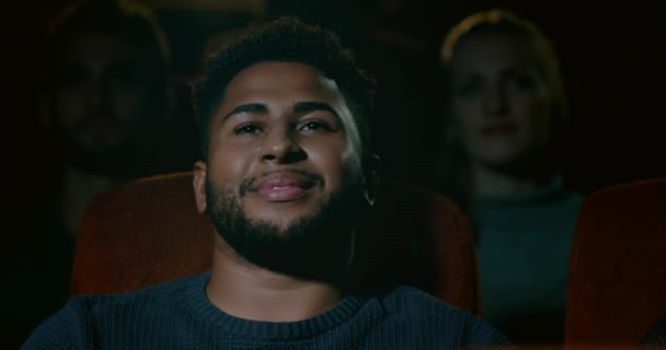Jeune Homme Assis Dans Une Salle Cinéma Souriant Appréciant Regarder — Video