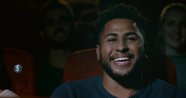 Close Jovem Bonito Sorrindo Rindo Desfrutando Filme Cinema — Vídeo de Stock