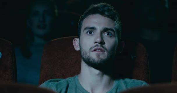 Junger Mann Staunt Beim Ansehen Eines Films Kino — Stockvideo