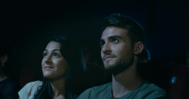 Jovens Namoro Casal Divertindo Nos Filmes Juntos Lento Tiro Rastreamento — Vídeo de Stock