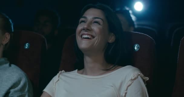 Φίλες Απολαμβάνοντας Μια Νύχτα Έξω Στο Σινεμά — Αρχείο Βίντεο