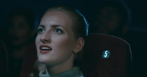 Nahaufnahme Einer Glücklichen Lächelnden Lachenden Und Schockierten Frau Kino Zeitlupe — Stockvideo