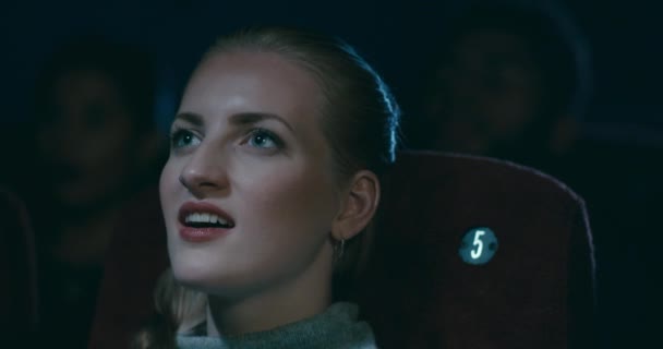 Feche Expressões Uma Mulher Feliz Sorridente Rindo Chocada Cinema Movimento — Vídeo de Stock