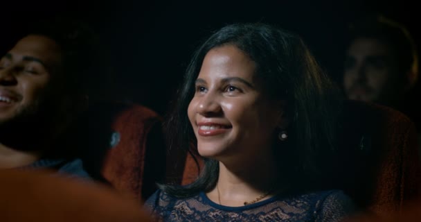 Público Cinema Uma Mulher Sorrindo Curtindo Filme — Vídeo de Stock